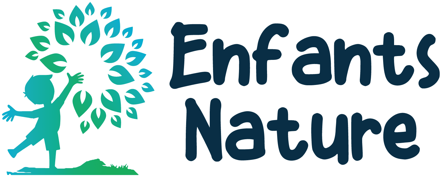 Logo Enfants Nature avec enfant en bleu-vert et couronne de feuilles.